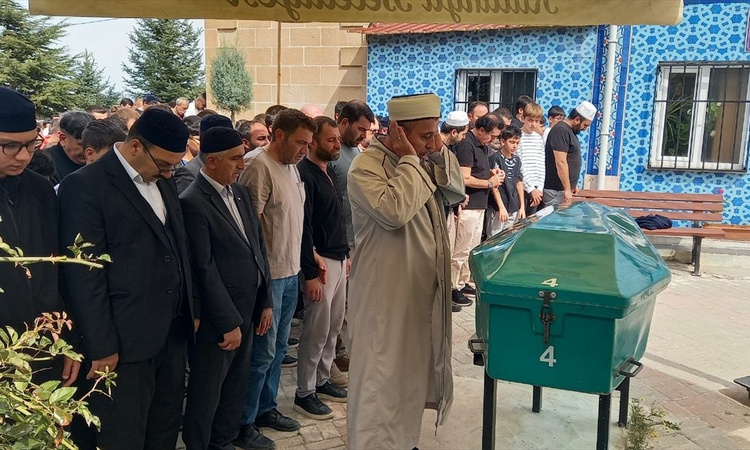 Kütahya'da kazada ölen 14 yaşındaki öğrencinin kabrine 150 kişilik grup çiçek dikti - Son Dakika Bilgileri
