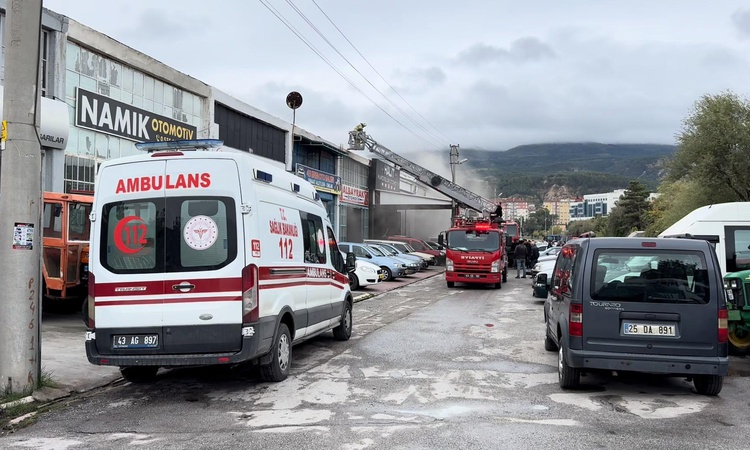 Kütahya'da oto galerinin çatısında çıkan yangında 2 işletme zarar gördü