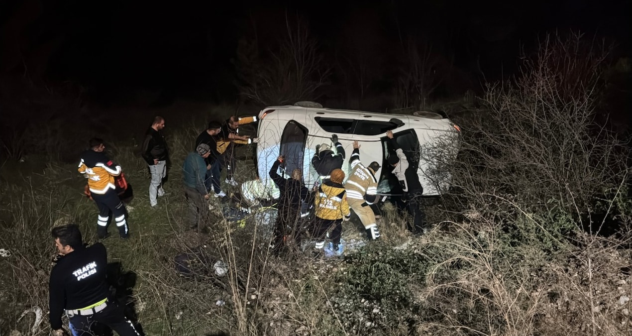 Gündemden Son Bilgiler: Kütahya'da otomobil şarampole devrildi: 1 yaralı - Son Dakika Haberleri - Son Dakika B