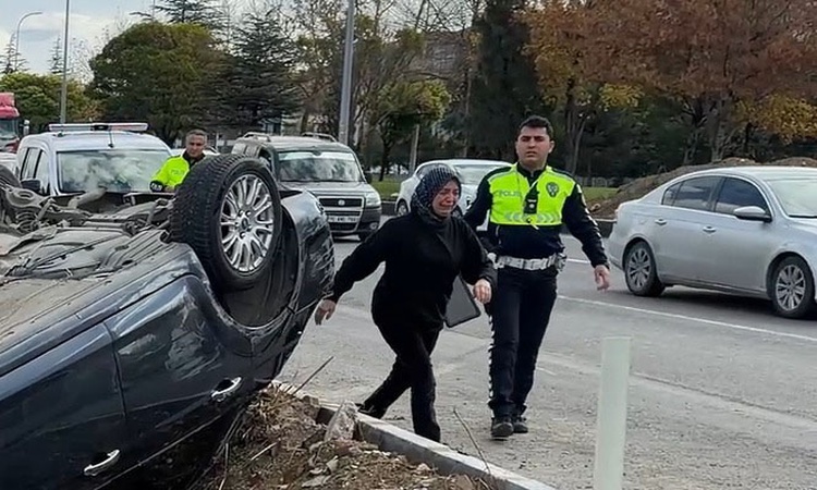 Kütahya'da refüje çarpan otomobil takla attı, 26 yaşındaki sürücü hafif yaralandı: Gelişmeler Takip Ediliyor
