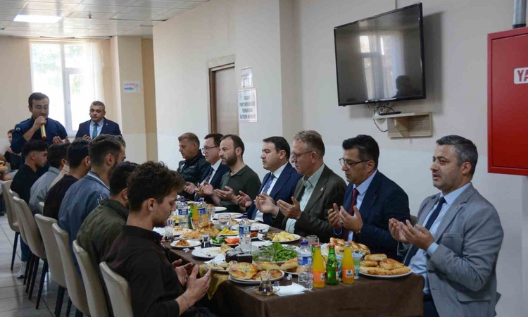 Kütahya Valisi Işın, Yesevi Yurdu'nda öğrencilere değerler üzerine tavsiye verdi ve Merak Edilenler