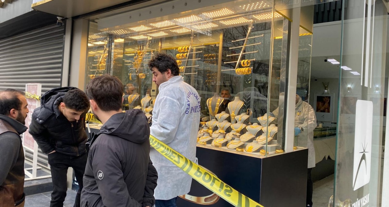Kuyumcu çalışanını darbedip 1 kilo altınla kaçtılar - En Son Haber ve Merak Edilenler