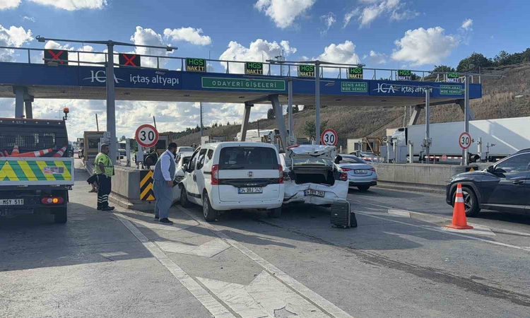 Kuzey Marmara Otoyolu Odayeri gişelerinde 4 araç zincirleme kazaya karıştı, 2 kişi yaralandı | İşte Tüm Ayrınt