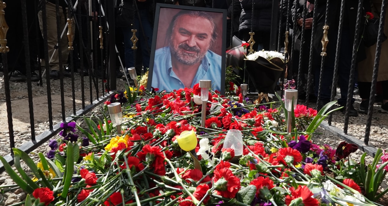 Gündemden Son Bilgiler: ''Kuzeyin Oğlu'' Volkan Konak'ın ölüm yıl dönümünde yüzlerce kişi mezarına akın etti -