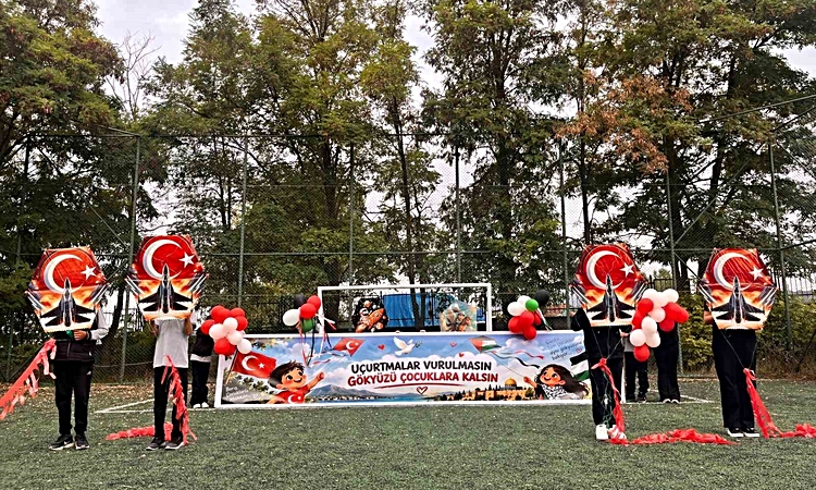 Ladik'te öğrenciler savaştan etkilenen çocuklar için uçurtma uçurdu - Son Dakika Bilgileri
