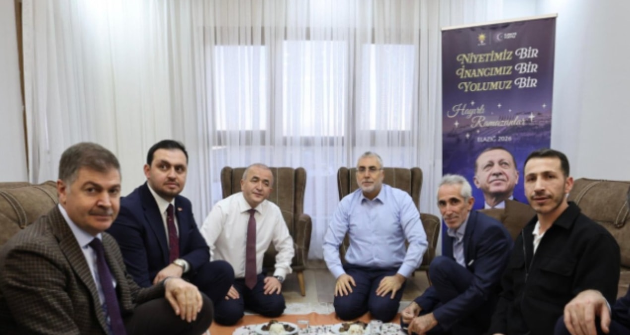 Sıcak Gündem: LED aydınlatma var, masa yok! Evde AKP afişli iftar sofrası - En Son Haber - Son Dakika Bilgiler