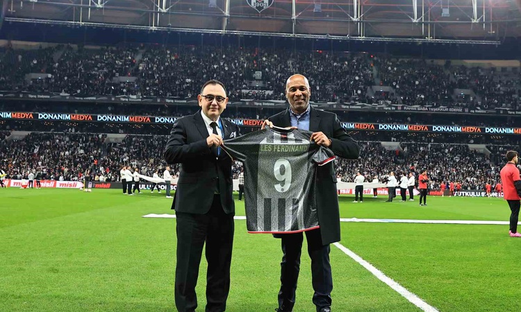 Les Ferdinand, Beşiktaş taraftarını 'eşsiz' diye nitelendirdi: Gelişmeler Takip Ediliyor