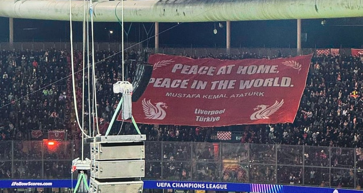 Son Gelişme: Liverpool taraftarlarından Atatürk pankartı - Haberleri - Son Dakika Bilgileri