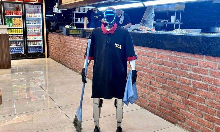 Kritik Açıklama: Maaşı ve izin günü olan robot garson, müşterilerin ilgi odağı oldu - Son Dakika | İşte Tüm Ay