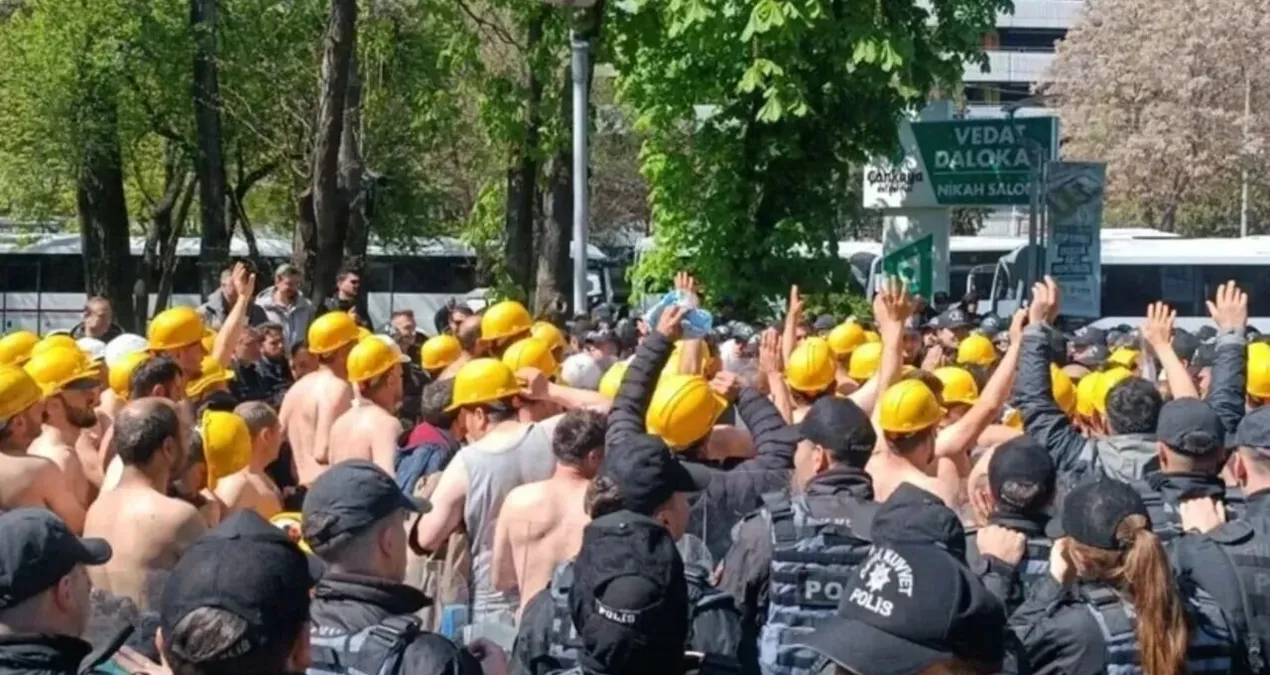Kritik Açıklama: Maaşları yatmayan madenciler yeniden İçişleri Bakanlığı önünde toplandı - Son Dakika Haberler
