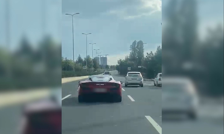 Makas atan lüks spor otomobilin sürücüsüne 90 bin lira ceza; o anlar kamerada
