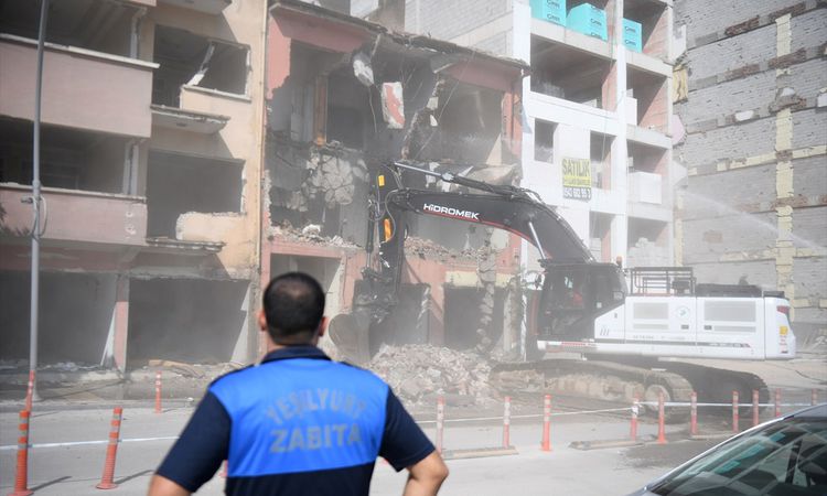 Kritik Açıklama: Malatya'da 3 katlı metruk bina iş makinesiyle yıkıldı - Haberleri