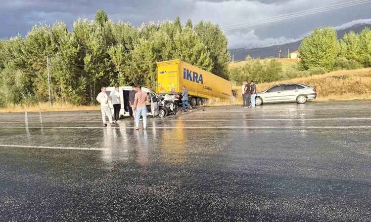 Malatya Doğanşehir'de otomobil ile tır çarpıştı, 4 kişi yaralandı | İşte Tüm Ayrıntılar