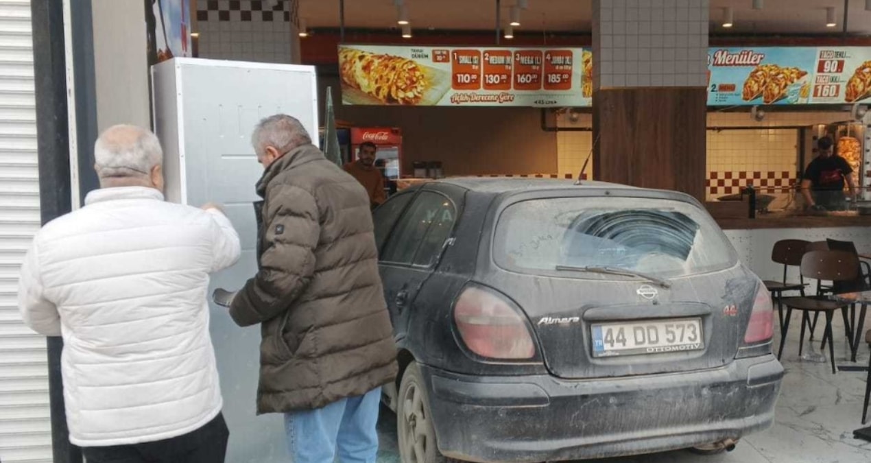 Malatya'da kontrolden çıkan otomobil döner salonuna girdi - Haberleri: Gelişmeler Takip Ediliyor