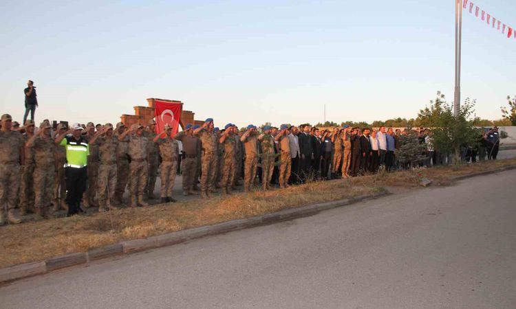 Ayrıntılar Netleşti: Malazgirt'te şehit binbaşı anıldı - Son Dakika: Gelişmeler Takip Ediliyor