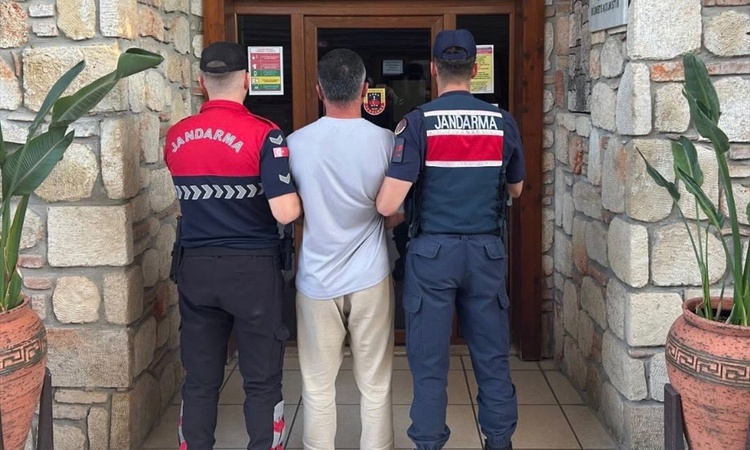 Manavgat'ta 2 iş yeri ve minibüsü kundaklayan zanlı JASAT operasyonuyla yakalanarak gözaltına sevk edildi | İş