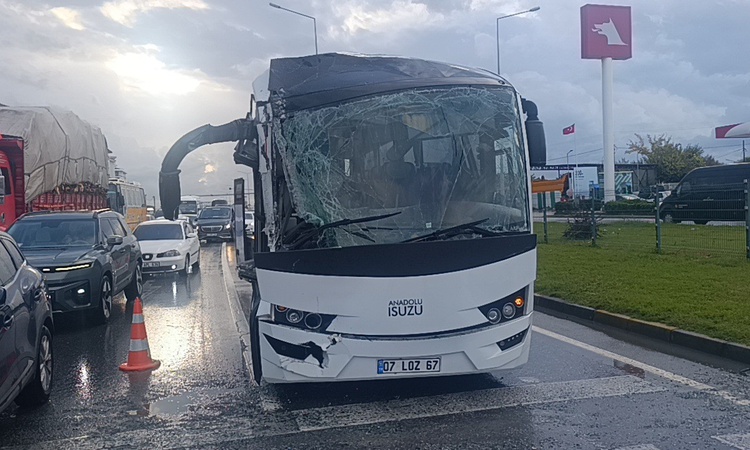 Manavgat'ta 3 aracın karıştığı kazada otel servisindeki 4 çalışan yaralandı | İşte Tüm Ayrıntılar