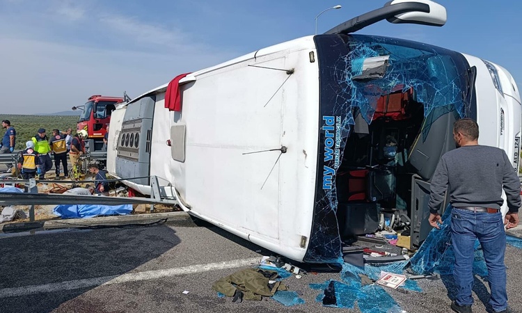 Manisa Akhisar'da tur otobüsü ile TIR çarpıştı, 11 kişi öldü, 27 kişi yaralandı ve Merak Edilenler