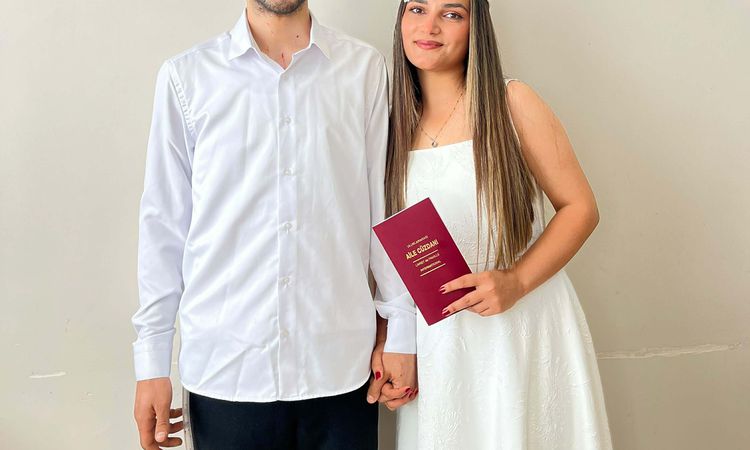 Kritik Açıklama: Manisa'da bıçaklı taarruzda yaralanan genç, hastanede nişanlısıyla evlendi - Haberleri: Geliş
