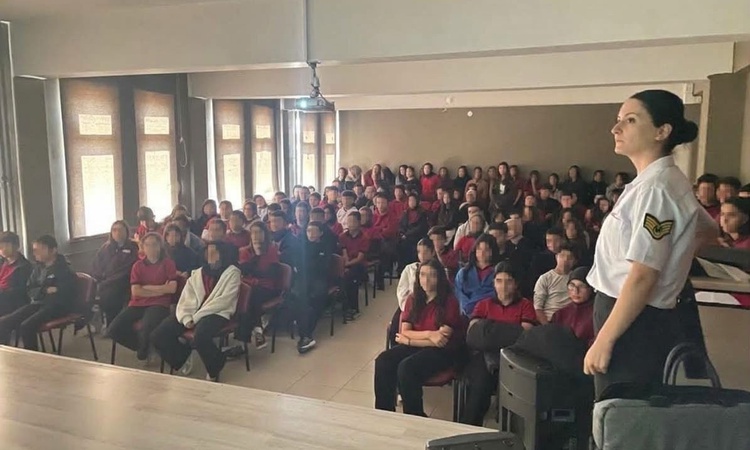 Manisa'da jandarma, lise öğrencilerine ve öğretmenlere siber zorbalık semineri verdi: Gelişmeler Takip Ediliyo