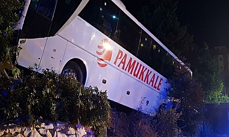 Manisa Kırkağaç'ta Denizli-İstanbul yolcu otobüsü yoldan çıktı, 18 kişi yaralandı