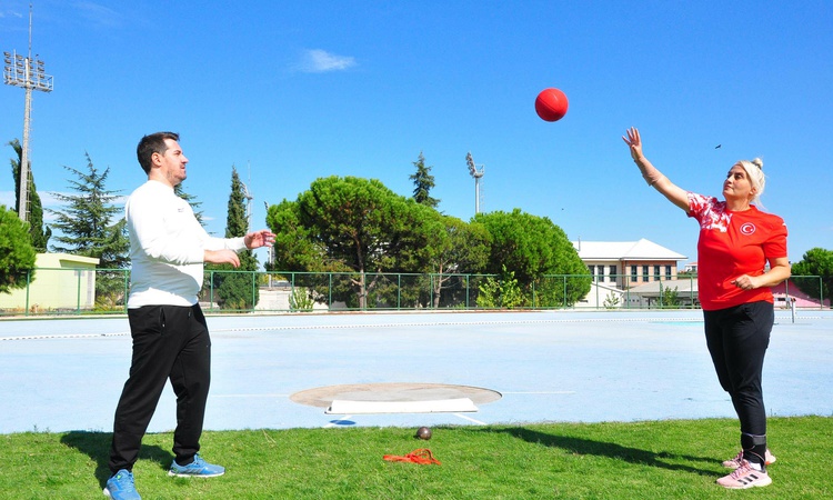 Manisa'da milli sporcu Aygül Uzel, 20 yıl sonra spora dönen eşine antrenörlük yapıyor ve Merak Edilenler