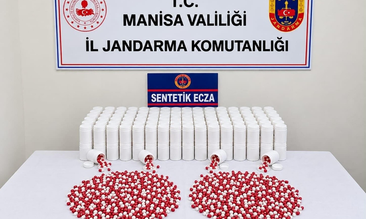 Manisa'da operasyonda 12 bin 450 sentetik hap ele geçirildi, A.B. hakkında tutuklama kararı verildi ve Merak E