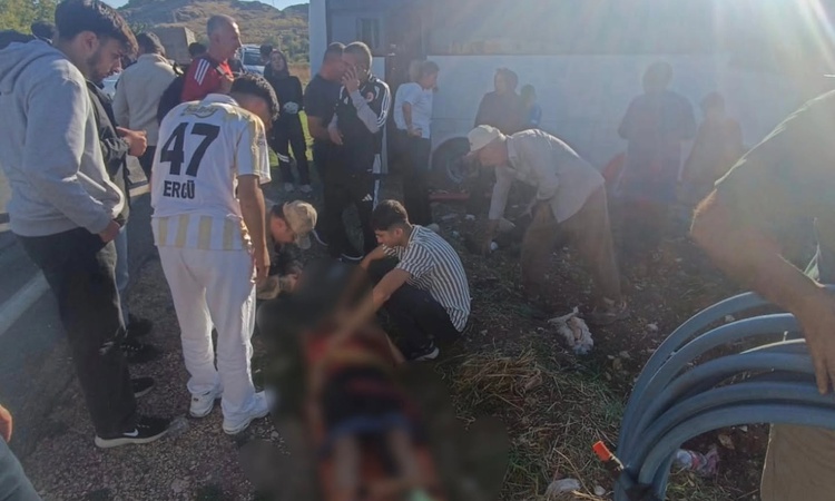 Mardin Mazıdağı'nda hafif ticari araç midibüsle çarpıştı, 3'ü çocuk 4 kişi yaralandı - Son Dakika Bilgileri