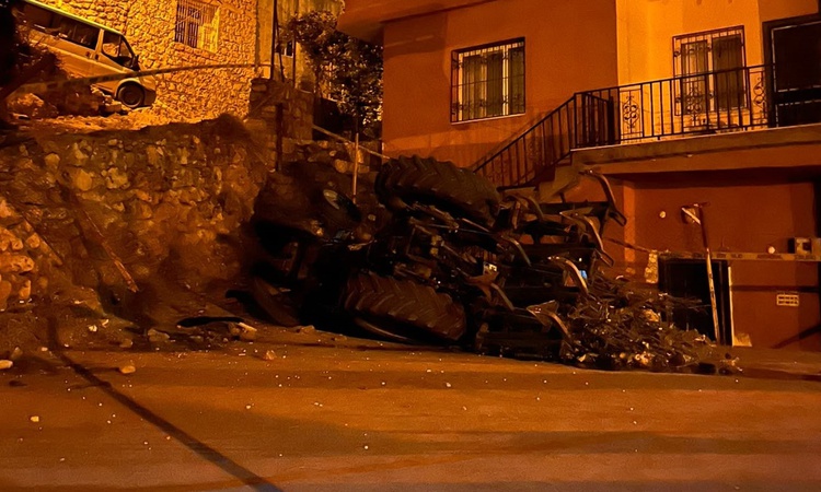 Mardin Savur'da traktör devrildi, sürücü yaşamını yitirdi, eşi ve çocuğu yaralandı ve Merak Edilenler
