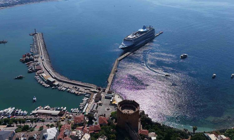 Gündemden Son Bilgiler: Marella Discovery Alanya'ya Demir Attı: 2.535 Kişilik Kruvaziyer Hareketliliği - Son D