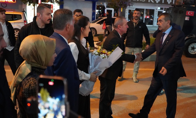 MEB Bakanı Tekin, Hakkari'de tarihi medresede gençlerle buluşup şarkılara eşlik etti - Son Dakika Bilgileri