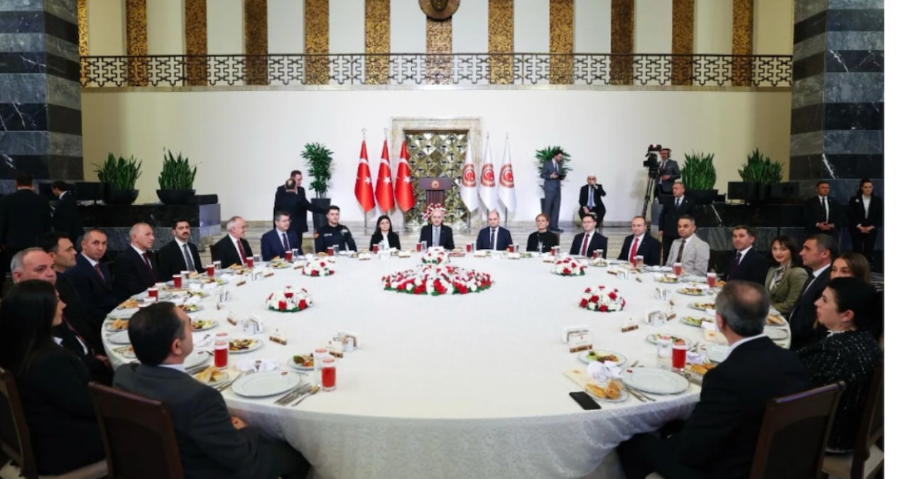 Gündemden Son Bilgiler: Meclis iftarında dikkat çeken kare - Son Dakika Haberleri | İşte Tüm Ayrıntılar