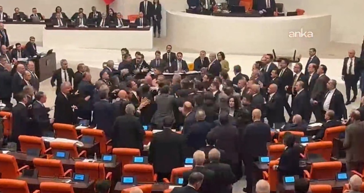 Kritik Açıklama: Meclis'te gerginlik! 2026 bütçesi kabul edildi, vekiller birbirine girdi - Son Dakika Haberle