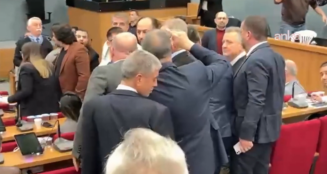 Meclis üyesi konuşunca salon karıştı! 'Akın Gürlek' gerginliği İzmir Büyükşehir Belediye Meclisi'ne sıçradı! -
