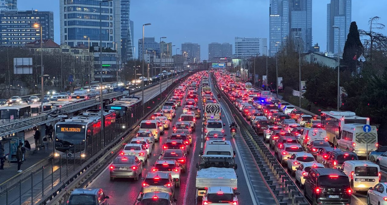 Sıcak Gündem: Megakentte trafik durma noktasına geldi! Yoğunluk yüzde 90'a çıktı - Son Dakika Haberleri | İşte