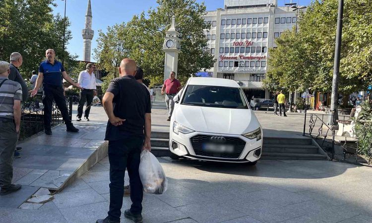 Sıcak Gündem: Merdivenlere saplanan otomobil çekiciyle kurtarıldı - Son Dakika: Gelişmeler Takip Ediliyor