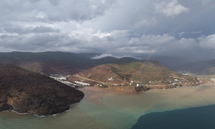 Mersin Aydıncık'ta sağanak sırasında çamurlu su denize ulaştı, kıyı kahverengi oldu ve Merak Edilenler