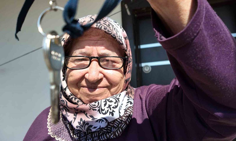 Mersin Erdemli'de 69 yaşındaki Fatma Dinç'e muhtar ve gönüllüler ilk evini yaptı ve Merak Edilenler