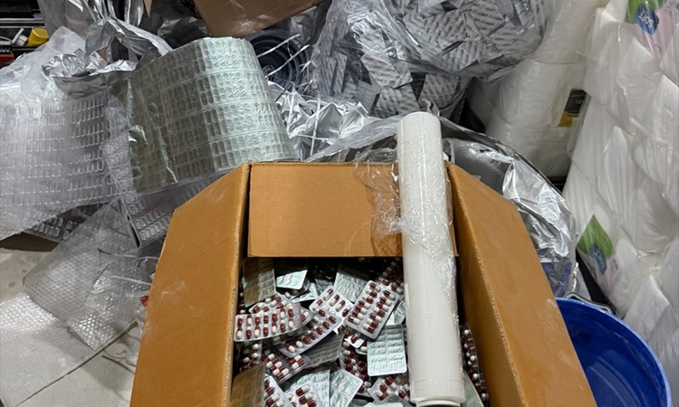 Mersin'de imalathaneye operasyonda 100 bin sentetik ecza hapı ele geçirildi - Son Dakika Bilgileri