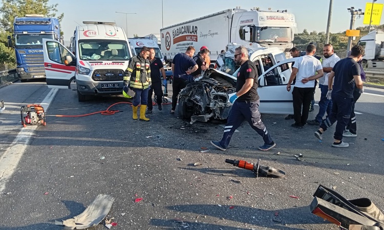 Mersin Tarsus'ta tıra arkadan çarpan hafif ticari araçta 2 kişi öldü, 1 yaralı ve Merak Edilenler