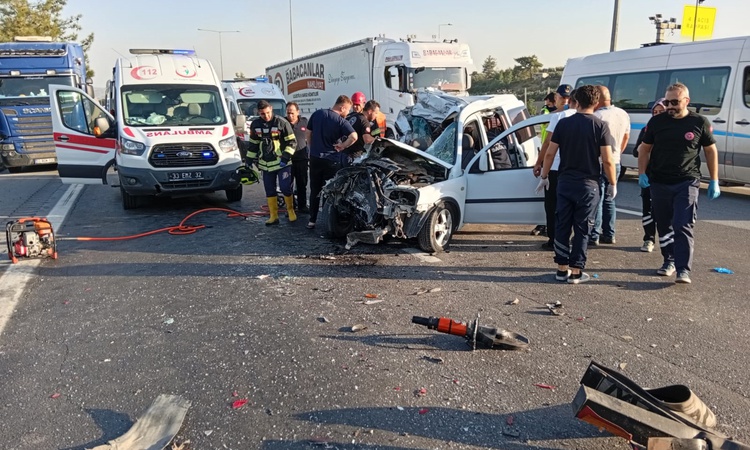 Mersin'de TIR'a çarpan araçta Eyüp ve Meşude Bolat öldü, oğulları ağır yaralandı: Gelişmeler Takip Ediliyor