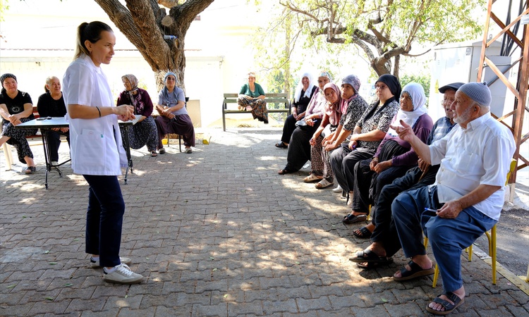 Mersin Toroslar'da sağlık personeli şeker tüketimine karşı bilgilendirip ölçüm yaptı - Son Dakika Bilgileri