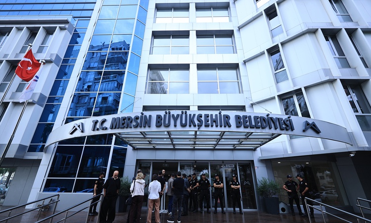 Mersin'de yolsuzluk soruşturmasında Seçer dahil 59 şüpheli yakalanarak gözaltına sevk edildi