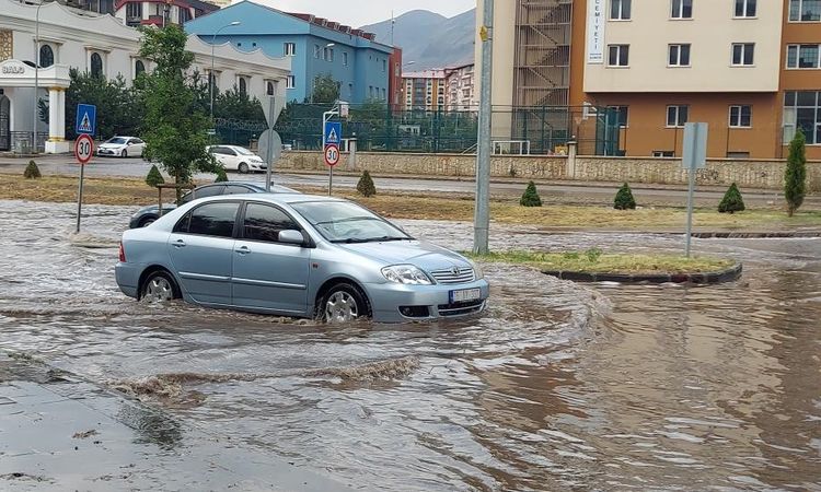 Gündemden Son Bilgiler: Meteorolojiden kuvvetli yağış uyarısı - Son Dakika Haberleri: Gelişmeler Takip Ediliyo