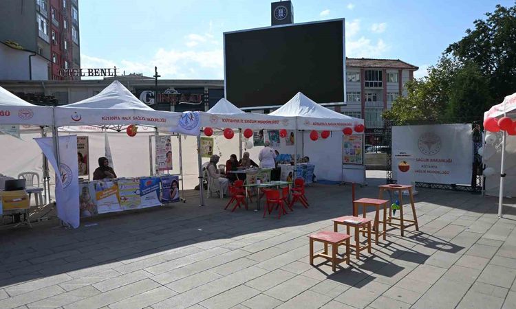 Meydanda standlar kuruldu, vatandaşlara koruyucu sağlık hizmetleri anlatıldı ve Merak Edilenler