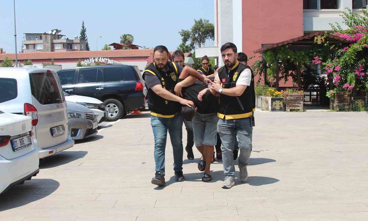 Mezarlıkta telefon hırsızlığı: 97 bin TL transfer - Son Dakika ve Merak Edilenler