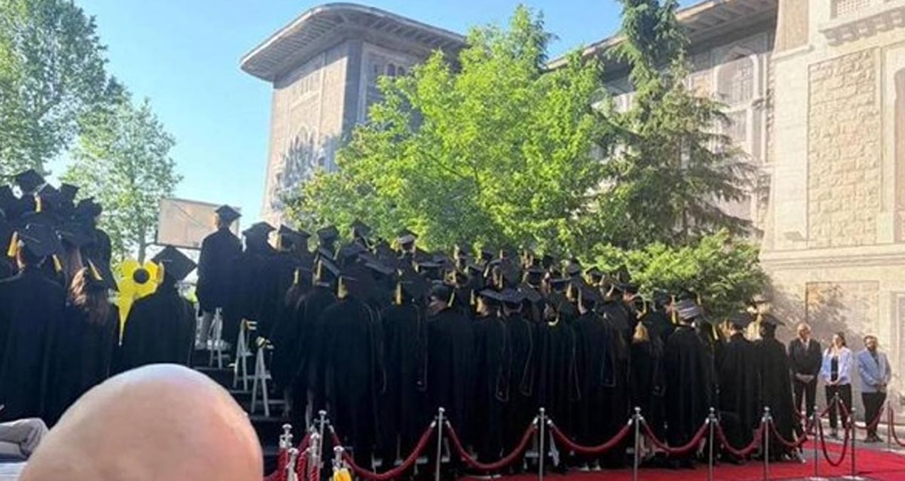 Mezuniyet töreninde öğrenciler müdüre sırtlarını döndü, tören iptal edildi - En Son Haber ve Merak Edilenler