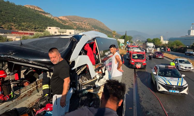 Son Gelişme: Milas'ta Otobüs TIR'a Çarptı: 2 Ölü, 17 Yaralı - Haberleri: Gelişmeler Takip Ediliyor