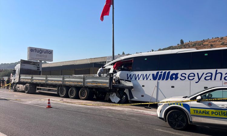 Kritik Açıklama: Milas'ta Otobüs-Tır Kazasında Ölü Sayısı 4'e artış grafiği çizdi - Haberleri - Son Dakika Bil