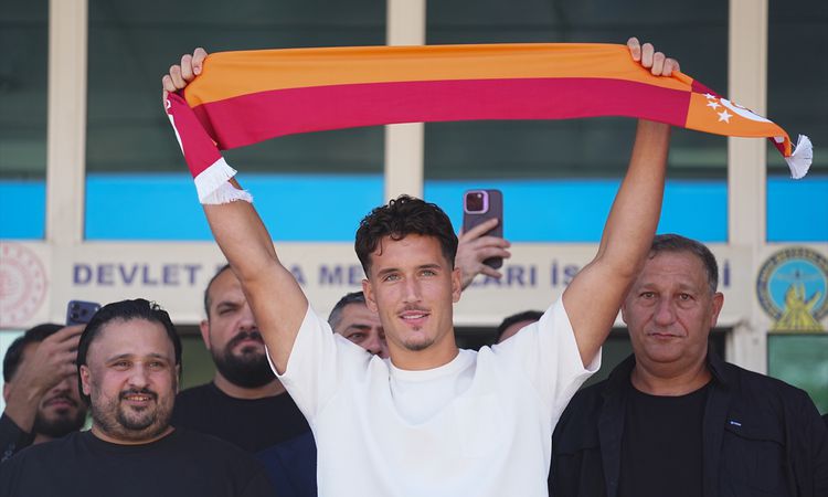 Milli futbolcu Deniz Gül, Galatasaray için İstanbul'a geldi - Son Dakika Bilgileri